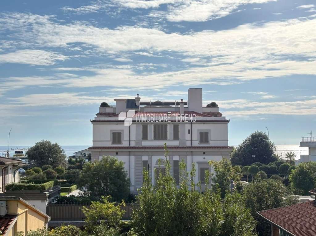 appartamento in vendita a Massa in zona Marina di Massa