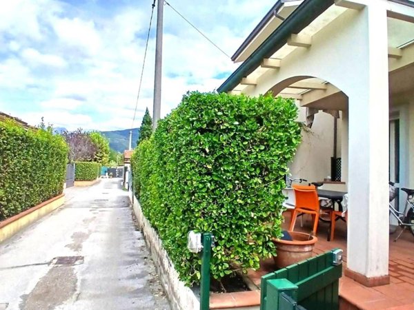 casa indipendente in vendita a Massa in zona Marina dei Ronchi