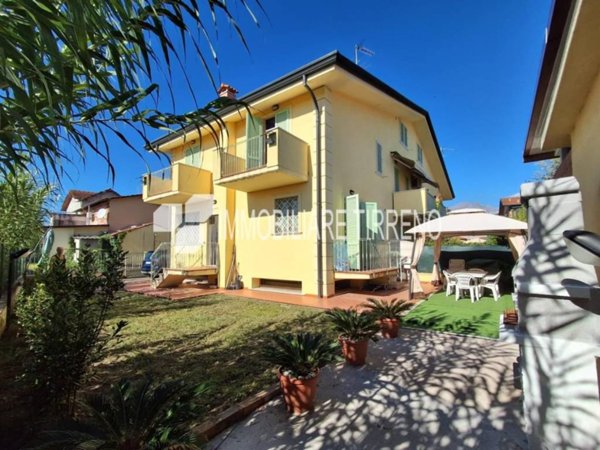 casa indipendente in vendita a Massa in zona Marina di Massa