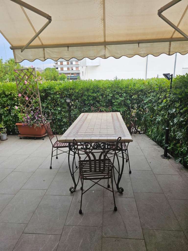 appartamento in vendita a Massa in zona Marina dei Ronchi