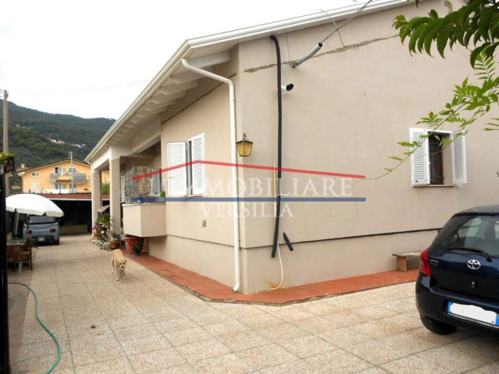 casa indipendente in vendita a Massa in zona Castagnola