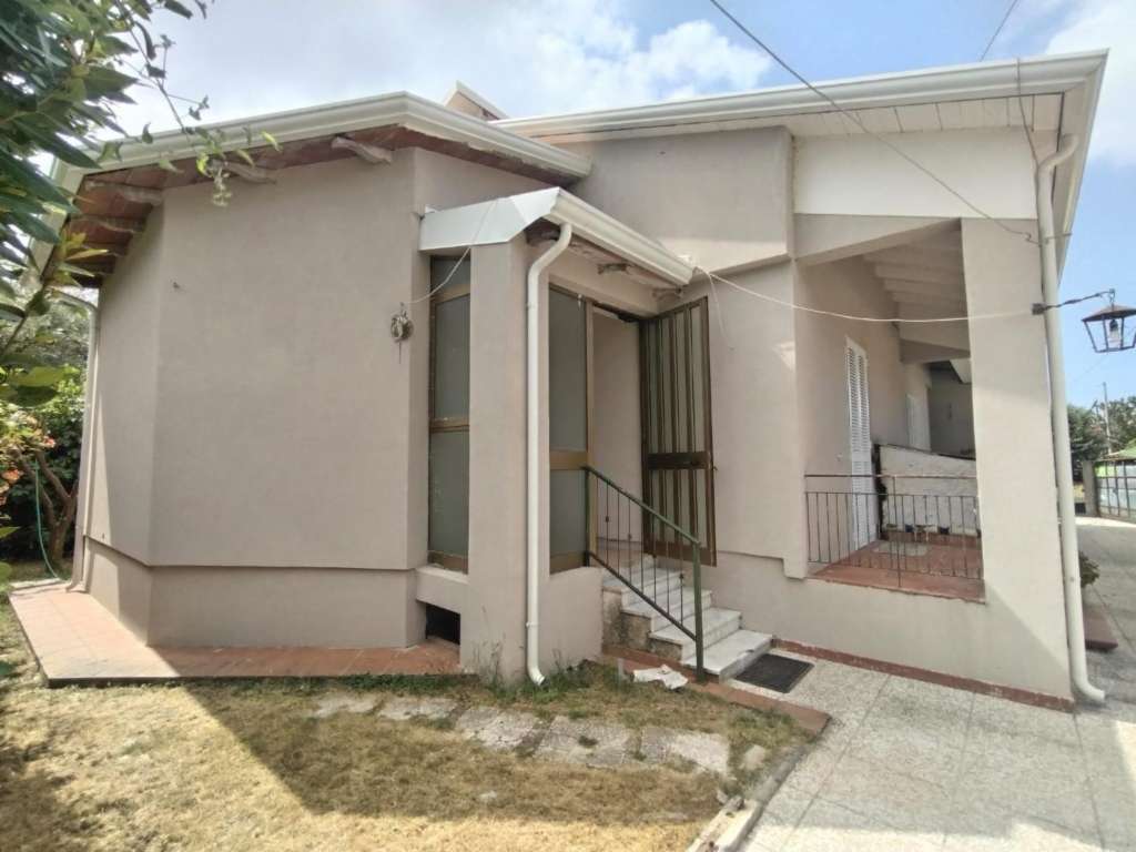 casa indipendente in vendita a Massa in zona Castagnola