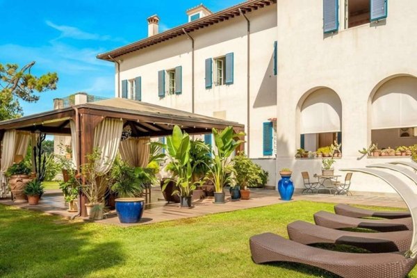 casa indipendente in vendita a Massa in zona Marina di Massa