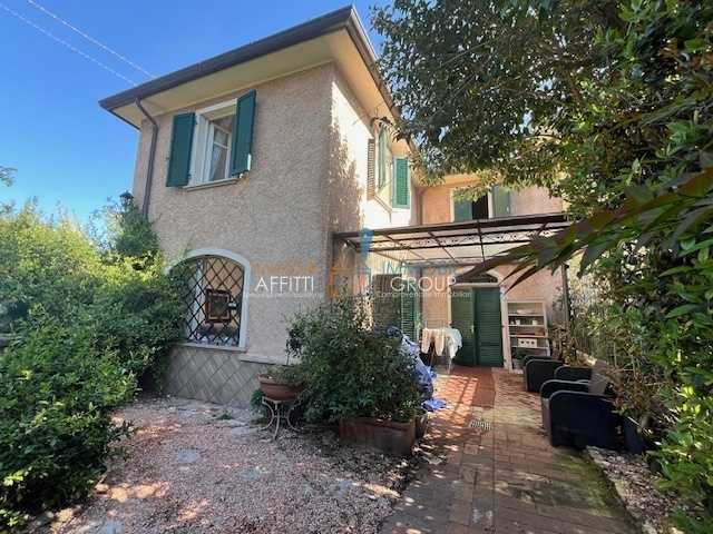 casa indipendente in vendita a Massa in zona Quercioli