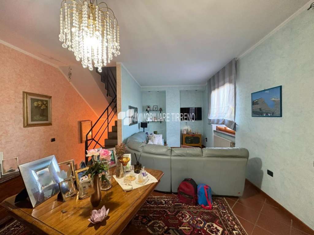 casa indipendente in vendita a Massa in zona Quercioli