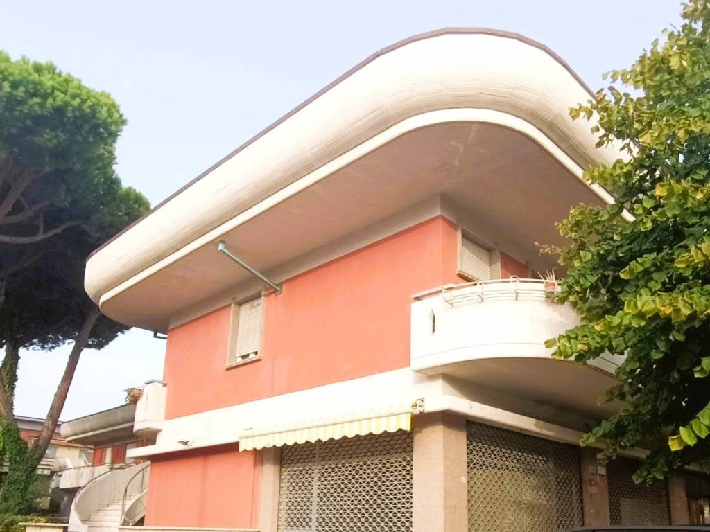 appartamento in vendita a Massa in zona Marina di Massa