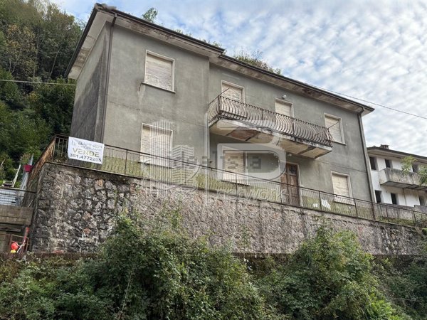 casa indipendente in vendita a Massa in zona Canevara