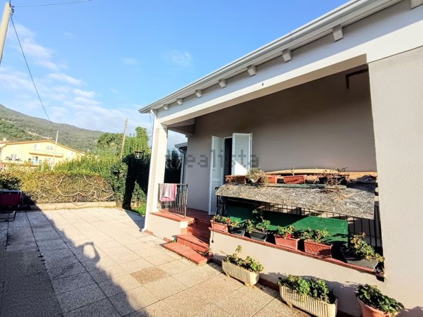 casa indipendente in vendita a Massa in zona Castagnola