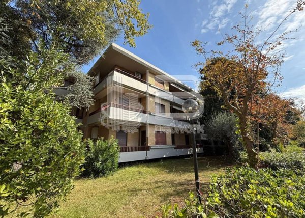 appartamento in vendita a Massa in zona Marina dei Ronchi