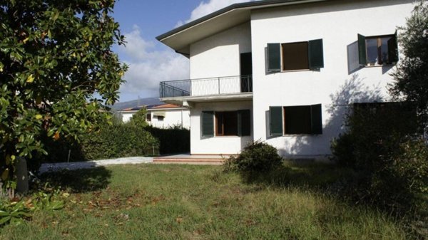 casa indipendente in vendita a Montignoso in zona Cinquale