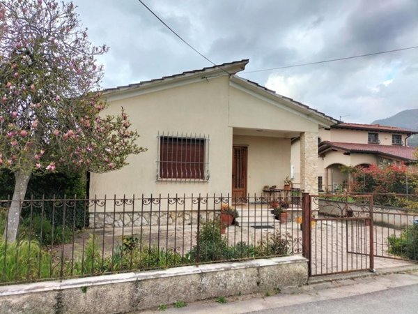 casa indipendente in vendita a Montignoso