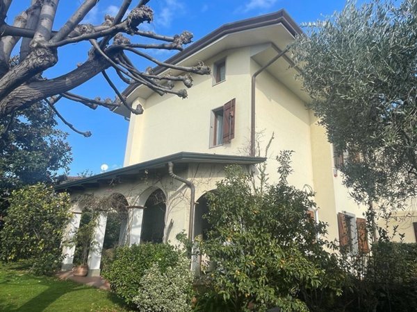 casa semindipendente in vendita a Montignoso in zona Debbia