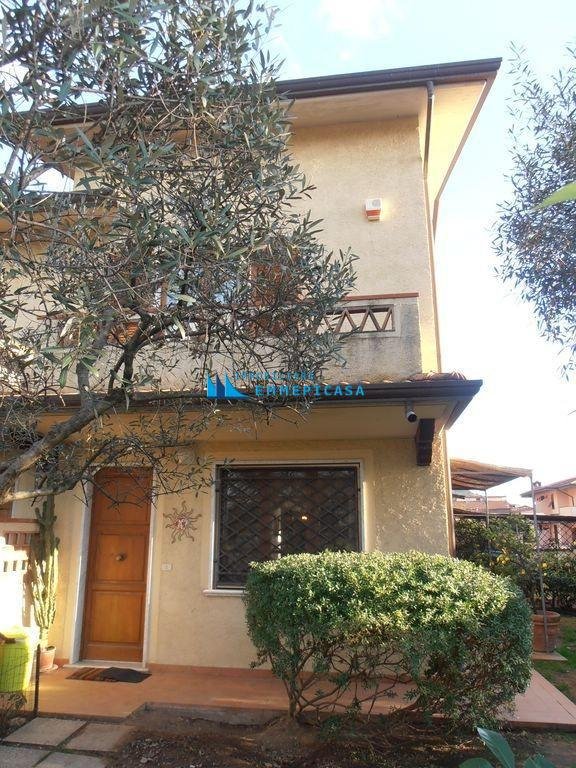 casa indipendente in vendita a Montignoso in zona Capanne