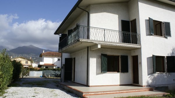 casa indipendente in vendita a Montignoso in zona Cinquale