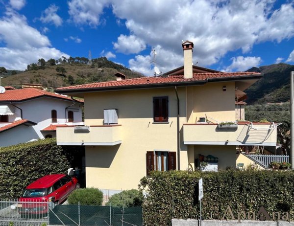 casa indipendente in vendita a Montignoso in zona Capanne