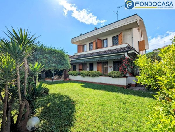 casa indipendente in vendita a Montignoso