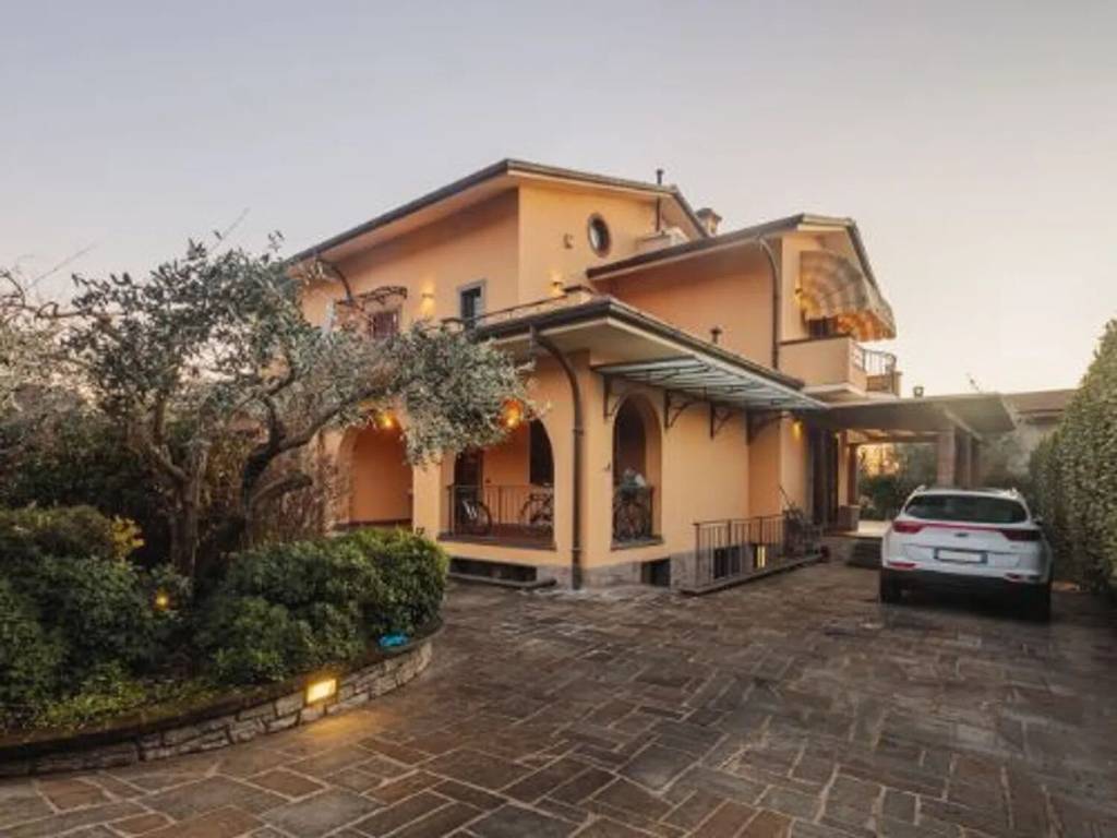 casa indipendente in vendita a Montignoso