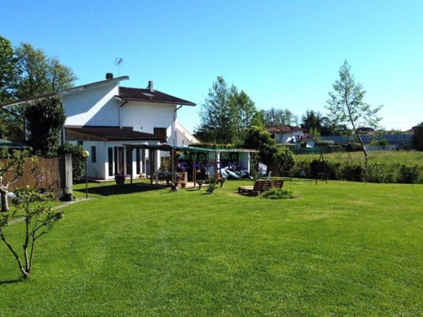 casa indipendente in vendita a Montignoso