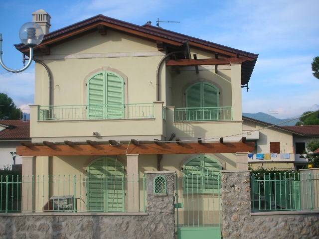 casa indipendente in vendita a Montignoso in zona Cinquale