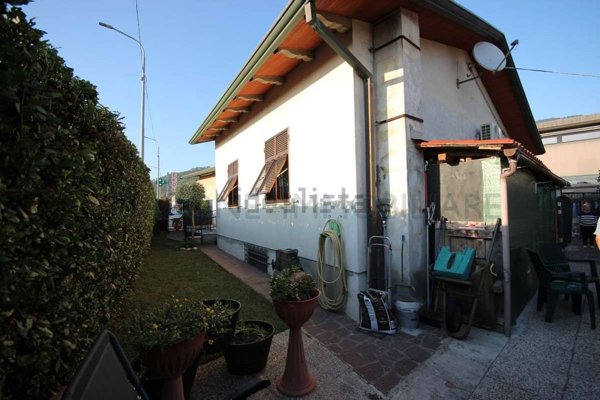 casa indipendente in vendita a Montignoso