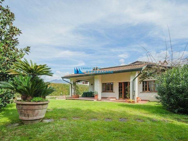 casa indipendente in vendita a Montignoso in zona Cinquale