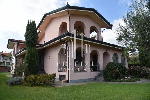 casa indipendente in vendita a Montignoso in zona Renella