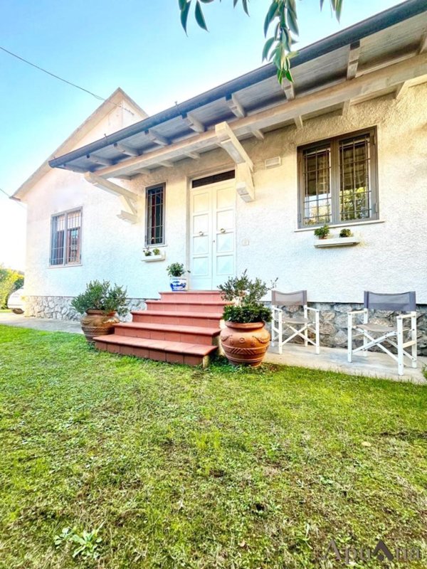 casa indipendente in vendita a Montignoso in zona Cervaiolo