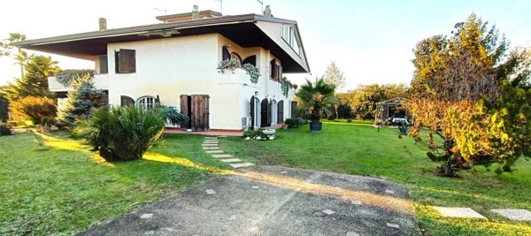 casa indipendente in vendita a Montignoso in zona Cinquale