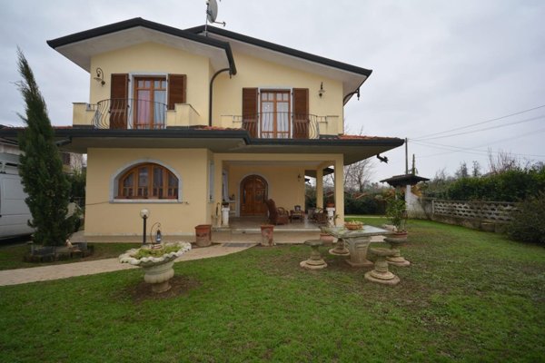 casa indipendente in vendita a Montignoso in zona Cervaiolo