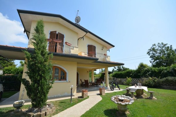 casa indipendente in vendita a Montignoso