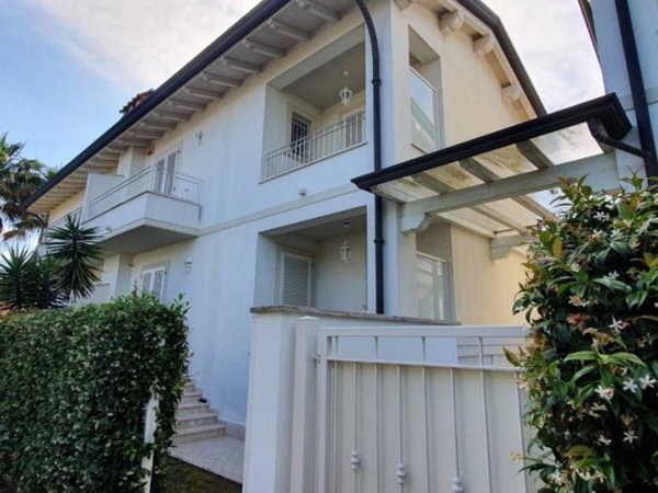 casa indipendente in vendita a Montignoso
