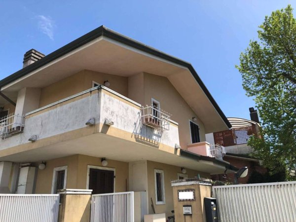 casa indipendente in vendita a Montignoso in zona Cinquale