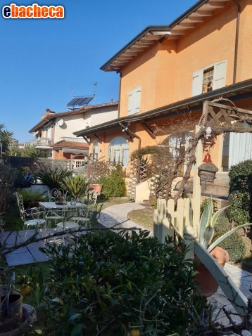 casa indipendente in vendita a Montignoso