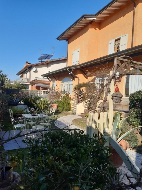 casa indipendente in vendita a Montignoso