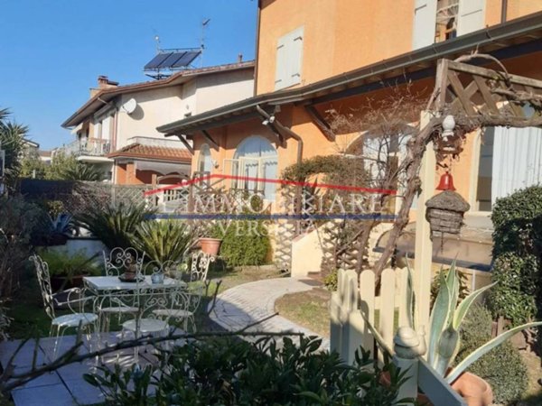 casa indipendente in vendita a Montignoso in zona Cervaiolo