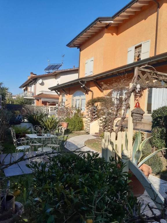 casa indipendente in vendita a Montignoso