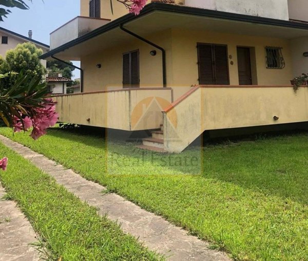 casa indipendente in vendita a Montignoso