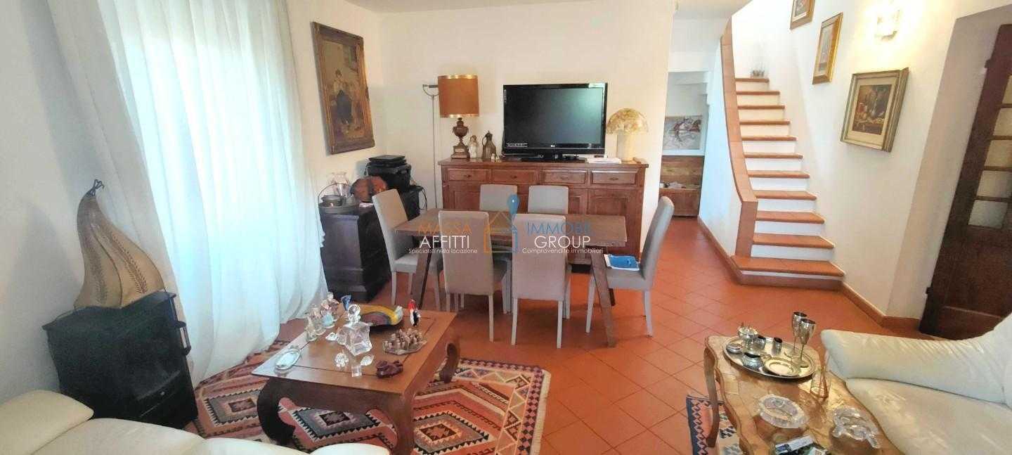 casa indipendente in vendita a Montignoso in zona Debbia