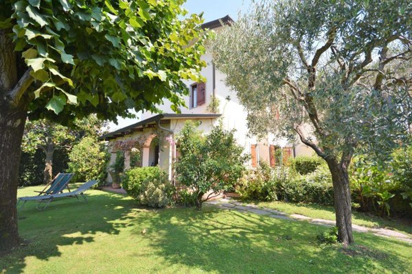 casa indipendente in vendita a Montignoso in zona Debbia