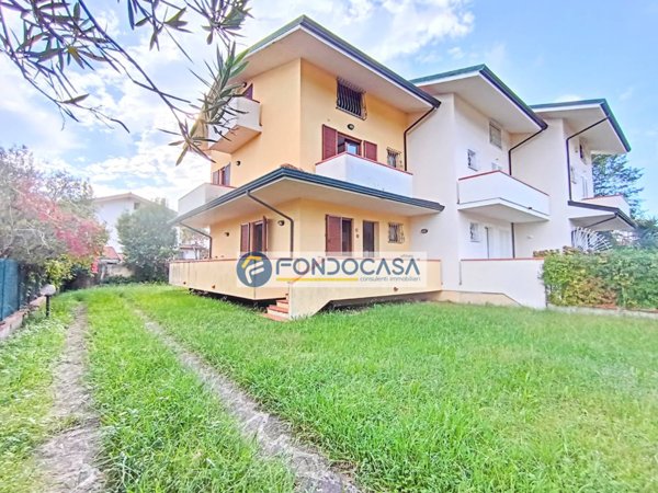 casa indipendente in vendita a Montignoso