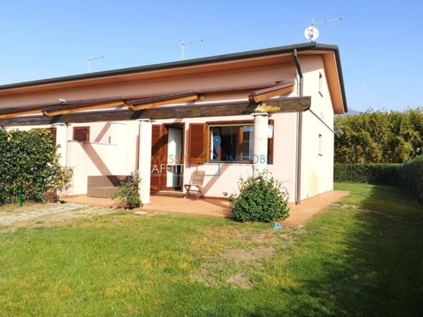 casa indipendente in vendita a Montignoso in zona Cinquale