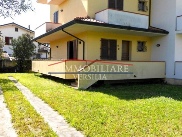 casa indipendente in vendita a Montignoso in zona Renella