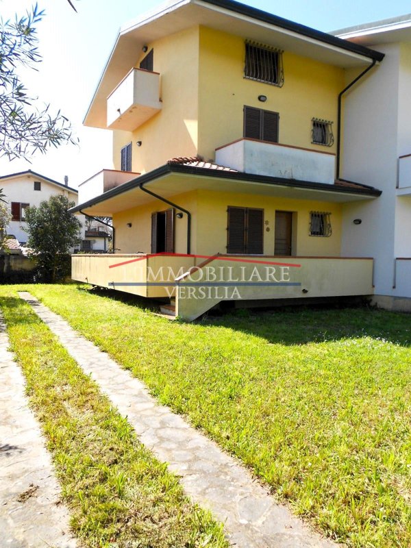 casa indipendente in vendita a Montignoso in zona Renella