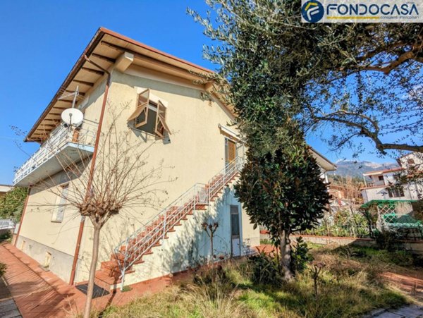 casa indipendente in vendita a Montignoso in zona Capanne