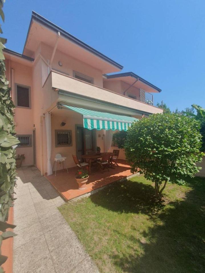 casa indipendente in vendita a Montignoso