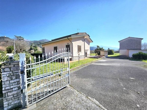 casa indipendente in vendita a Montignoso in zona Renella