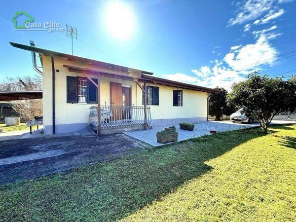 casa indipendente in vendita a Montignoso
