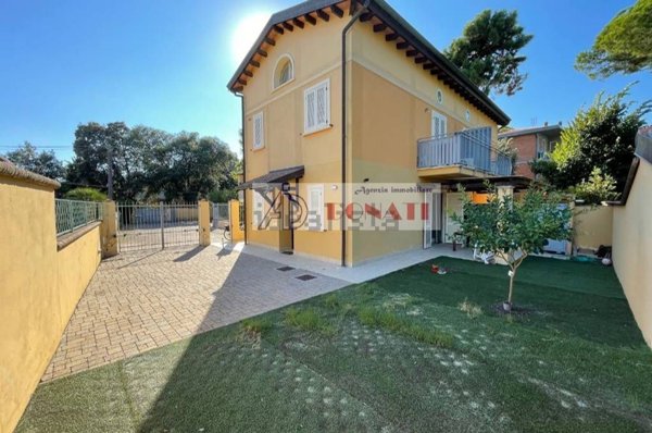 casa indipendente in vendita a Montignoso in zona Cinquale