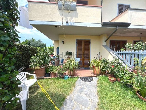 casa indipendente in vendita a Montignoso