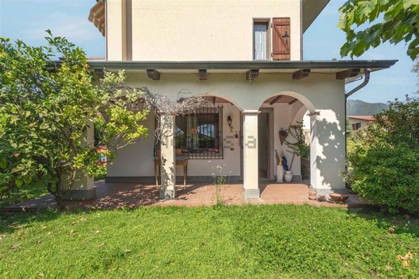 casa indipendente in vendita a Montignoso in zona Debbia